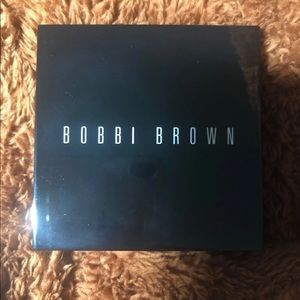 Bobbi Brown highlighting powder *Pink Glow*